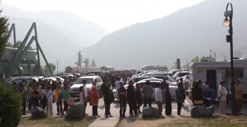 27일 오전 강원 정선군 여량면 구절리 레일바이크 매표소 앞에 표를 사려는 행렬이 길게 늘어서 있다. 사진에 보이지 않은 매표소 바로 앞에도 줄이 이어져 있다.