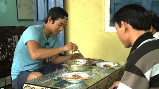 베트남에서 ‘날 음식’을 즐기는 현지인과 만나 음식을 나눠먹은 방송인 마르코.(왼쪽) 사진제공｜채널A