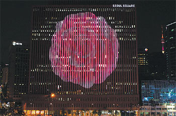 캘빈클라인이 지난달 24일 저녁 서울스퀘어 전면의 발광다이오드(LED) 화면을 통해 선보인 디지털 아트. 캘빈클라인 제공