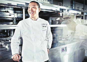 재미동포 셰프 아키라 백 씨는 미국 라스베이거스에서 최초이자 최연소 동양인 총주방장이다. 빡빡 민 머리와 군복 바지가 트레이드마크인 그는 “한국에서 내 이름을 건 매장을 꼭 내고 싶다”고 말했다. 쉐라톤그랜드워커힐 제공