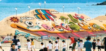 1일 개막하는 모래축제의 일환으로 열리는 세계모래조각전에 제작이 완료된 작품들이 31일 부산 해운대해수욕장 백사장에 선을 보이고 있다. 4일까지 열리는 행사에는 모래로 할 수 있는 다양한 이벤트가 마련되어 있다. 최재호 기자 choijh92@donga.com