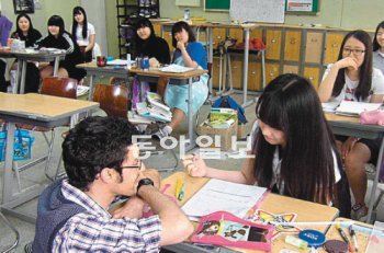 인천 서구 검단고는 1, 2학년을 대상으로 매주 1시간씩 원어민 강사가 수업을 하는 등 지난해 학력향상형 창의경영학교 최우수상을 받았다. 인천시교육청 제공