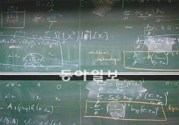 루이르그랑 고교의 한 교실 칠판에 교사가 써놓은 수식이 가득하다. KAIST 과학영재교육연구원 제공