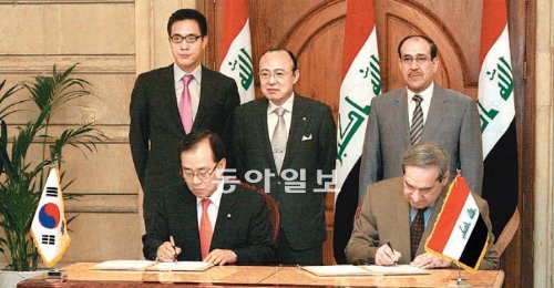 지난달 30일(현지 시간) 이라크 바그다드 총리공관에서 이라크 정부와 한화건설이 이라크 비스마야 신도시 건설사업 본계약을 체결하고 있다. 앞줄 왼쪽부터 시계 반대 방향으로 김현중 한화건설 부회장, 사미 알아라지 이라크 국가투자위원장, 누리 알말리키 이라크 총리, 김승연 한화그룹 회장, 김 회장의 3남 동선 씨. 한화그룹 제공