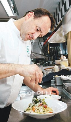 대런 보한 크라제인터내셔날 크리에이티브디렉터(CD)가 서울 용산구 한남동 리스토란테 크라제 주방에서 파스타를 만들고 있다. 지난달 초 국내 버거업체 크라제에 합류한 그의 전공은 이탈리아 음식이다. 크라제인터내셔날 제공