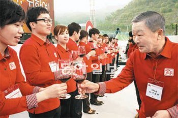 구본무 LG그룹 회장(오른쪽)이 ‘LG 혁신 한마당’ 행사에서 와인잔을 부딪치며 직원들을 격려하고 있다. LG그룹 제공