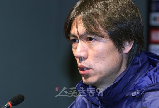 1일 인천국제공항을 통해 귀국한 올림픽대표팀 홍명보 감독이 박주영의 와일드카드 발탁을 놓고 고민을 거듭하고 있다고 밝혔다.  스포츠동아DB