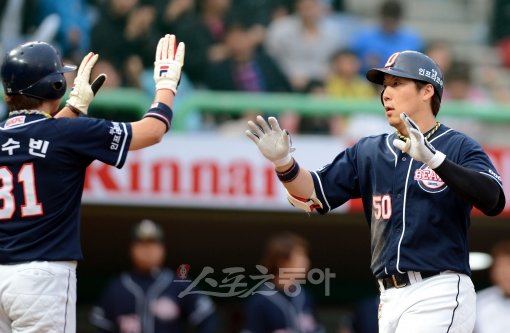 신고선수에서 팀의 주축타자로, 국가대표 외야수로, 그리고 어느덧 두산을 이끄는 리더로 성장했다. 김현수(오른쪽)가 홈런을 치고 팀 동료와 하이파이브를 하고 있다. 스포츠동아DB