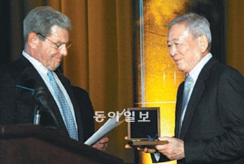 정재은 신세계그룹 명예회장(오른쪽)이 지난달 31일 오후 미국 뉴욕 컬럼비아대 로 메모리얼 도서관에서 열린 시상식에서 러셀 바카글리니 컬럼비아 공과대 동문회장으로부터 새뮤얼 존슨 메달을 받고 있다. 신세계그룹 제공