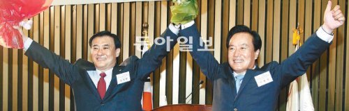 1일 새누리당 의원총회에서 19대 국회 전반기 국회의장 후보로 선출된 강창희 의원(왼쪽)과 부의장 후보에 선출된 이병석 의원이 두 팔을 들어 인사하고 있다. 전영한 기자 scoopjyh@donga.com