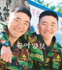 육군 제27사단의 특급전사 왕으로 선발된 쌍둥이 형제 류치국(왼쪽), 치환 일병. 육군 제 27사단 제공