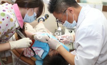 최근 문을 연 경기장애인구강진료센터에서 단국대 치과병원 의료진이 장애인의 치아를 살펴보고 있다. 단국대 치과병원 제공