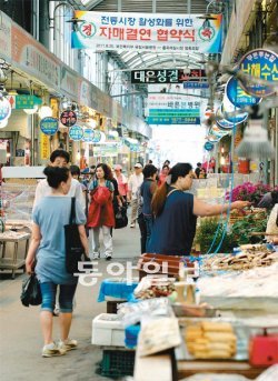 지난달 28일 휴일을 맞아 서울 중곡제일시장을 찾은 고객들이 점포를 둘러보고 있다. 많은 재래시장이 어려움을 겪고 있지만 중곡제일시장은 조합을 중심으로 상인들이 힘을 합쳐 생존에 성공했다. 장승윤 기자 tomato99@donga.com