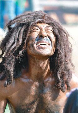 연극배우 정찬교 씨가 지난달 초 경기 연천군 구석기 축제에서 구석기시대 원시인 차림으로 당시 생활을 재현하는 퍼포먼스를 선보이고 있다. 정 씨는 16년간 연천군 전곡읍 선사박물관 선사시대 체험 프로그램과 축제 등에서 공연을 벌여 왔다. 연천군 제공