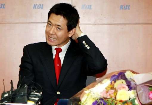 베테랑 가드 신기성이 4일 서울 논현동 KBL센터에서 열린 은퇴 기자회견에 앞서 머리를 긁적이며 긴장한 표정을 짓고 있다. 사진제공｜스포츠코리아