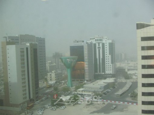 카타르 도하 시내가 뿌연 모래 먼지로 뒤덮여 있다.도하 (카타르)｜남장현 기자