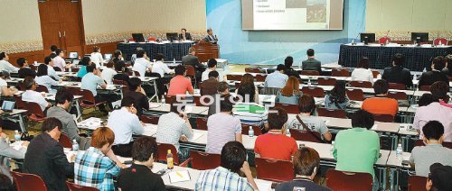 4일 부산 벡스코에서 개막된 세계해양포럼 중 ‘초고유가시대 물류산업의 새로운 기회’ 세션 모습. 세계해양포럼조직위원회 제공