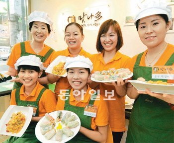 대구 달서구 신당동 마을기업 ‘맛나다’에서 직원들이 직접 만든 베트남과 일본 음식을 보여주고 있다. 달서구 제공