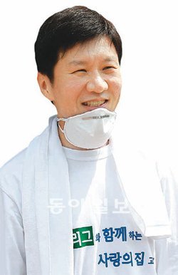 정몽규 한국프로축구연맹 총재(현대산업개발 회장)가 4일 경기 파주시 법원읍에서 열린 ‘K리그와 함께하는 사랑의 집 고치기’ 행사에 참여했다. 파주=양종구 기자 yjongk@donga.com