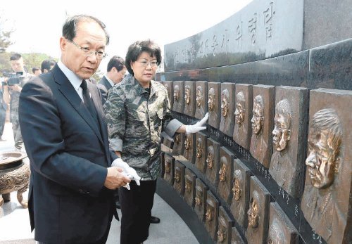천안함 46용사 위령탑 참배 4일 황우여 대표(왼쪽)와 이혜훈 최고위원 등 새누리당 지도부가 인천 옹진군 백령도를 찾아 천안함 46용사 위령탑을 참배하고 용사들의 넋을 기리고 있다. 사진공동취재단
