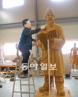 김왕현 교수가 전남 나주시 산포면 작업실에서 왕인박사 동상을 제작하고 있다.