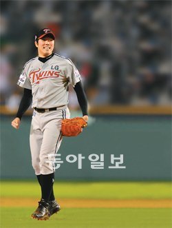 LG 불펜투수 유원상은 KIA 선발 윤석민과 닮았다. 시속 150km의 강속구와 140km대의 고속 슬라이더를 겸비한 게 그렇다. 유원상은 지난해 한화에서 이적한 뒤 LG의 수호신 역할을 맡고 있다. 동아일보DB