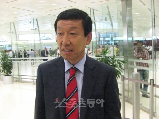 5일(한국시간) 도하 국제공항에 도착한 최강희 감독이 환한 미소로 취재진의 질문에 답하고 있다. 도하(카타르) | 남장현 기자 yoshike3@donga.com 트위터 @yoshike3