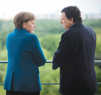 심각한 ‘유럽’ 앙겔라 메르켈 독일 총리(왼쪽)가 4일 베를린에서 조제 마누엘 두랑 바호주 유럽연합(EU) 집행위원장과 만나 유로권 재정위기 해결 방안을 모색하기 위해 심각한 표정으로 대화를 하고 있다. 베를린=EPA 연합뉴스
