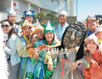 대전의 마당극단 ‘우금치’ 단원들이 공연을 앞두고 환하게 웃고 있다. 이기진 기자 doyoce@donga.com