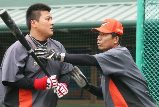 잘나가는 보험대리점 사장에서 타격코치가 됐다. 잠시 공백이 있었지만 어느덧 20년째, 직업이 타격코치라고 말할 만하다. 한화 유니폼을 입고 돌아온 김용달 타격코치(오른쪽)가 5월 30일 대전 삼성전에서 앞서 훈련하면서 김태균에게 타격자세를 설명하고 있다. 사진제공｜스포츠코리아