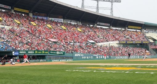 ‘벌써 300만, 사상 첫 800만 관중을 향해 전력질주!’ 6일 6만4305명의 관중이 4개 구장을 찾아 300만 관중을 
돌파했다. 역대 최소 190경기만의 기록이다. 6일 SK-두산전이 펼쳐진 잠실구장 3루쪽 원정팀 응원석도 관중의 물결로 뒤덮였다. 사진제공｜스포츠코리아