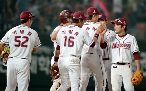 넥센이 LG에 5-3으로 승리하며 전날 패배를 설욕했다. 6일 오후 서울 목동야구장에서 열린 '2012 팔도 프로야구' 넥센 히어로즈와 LG 트윈스의 경기에서 넥센은 강정호의 연타석 홈런포에 힘입어 LG를 누르고 공동 2위로 올라섰다.경기에 승리한 넥센 선수들이 그라운드에서 환호하고 있다. 목동｜김민성 기자 marineboy@donga.com 트위터 @bluemarine007