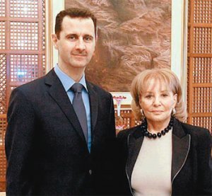 지난해 12월 바버라 월터스(오른쪽)가 바샤르 알아사드 대통령과의 인터뷰를 마친 후 찍은 사진. 사진 출처 ABC방송