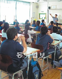 서울 성동구 성수동의 경수중에서 경희대 서동은 교수가 ‘폭력을 없애려면’을 주제로
철학수업을 하고 있다. 교수의 질문과 학생들의 답변이 오가면서 1시간이 금세 흘러갔다. 경수중 제공