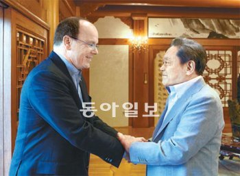 이건희 삼성전자 회장(오른쪽)이 5일 만찬을 함께한 모나코국왕 알베르 2세와 반갑게 인사를 나누고 있다. 삼성그룹 제공