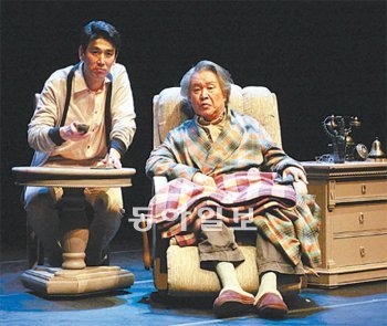 미치 역 박준혁(왼쪽)과 모리 역 이호재의 2인극 ‘모리와 함께한 화요일’. 공극단 컬티즌 제공