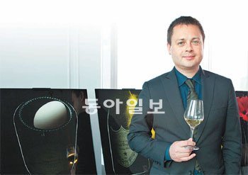동 페리뇽의 아시아 브랜드 매니저인 샤를 앙투안 피카르 씨. 시음 의식을 진행하는 내내 그는 “동 페리뇽은 샴페인의 한계를 뛰어넘는 샴페인이다.
다른 무엇보다 샴페인의 맛과 품질을 언제나 우선순위에 둔다”고 강조했다. 동 페리뇽 제공