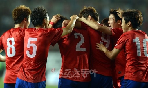 전반 한국 올림픽축구 대표팀 김기희가 첫번째 골을 성공한 뒤 동료들의 환영을 받고 있다. 화성 | 김민성 기자 
marineboy@donga.com 트위터 @bluemarine007