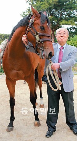 오호극 씨가 미국 오칼라 브리더스 경매에서 22만5000달러(약 2억6500만 원)에 사들인
자신의 경주마와 함께 포즈를 취하고 있다. 한국마사회 제공