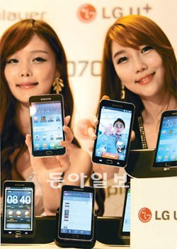 “집전화의 변신은 무죄” LG유플러스는 7일 스마트폰 수준의 다양한 기능을 가진 인터넷 집전화 070플레이어를 내놓았다. 5인치 화면으로 TV 시청은 물론이고 영상통화까지 할 수 있다. 원대연 기자 yeon72@donga.com