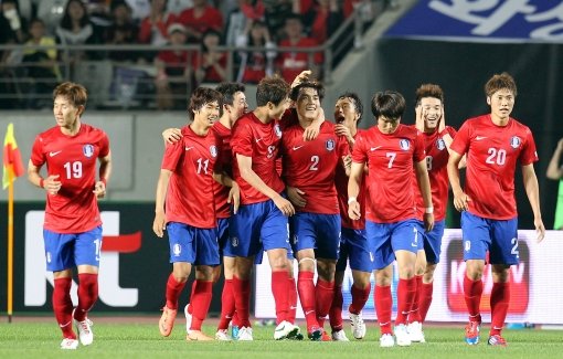 7일 화성종합경기타운에서 열린 시리아와 올림픽대표팀 평가전에서 김기희(2번)가 선제골을 넣은 뒤 동료들과 함께 기쁨을 나누고 있다. 사진제공｜스포츠코리아