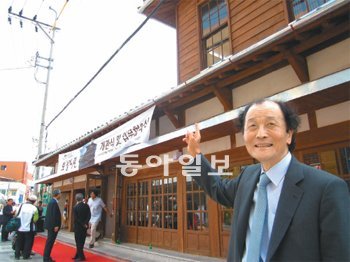 소설가 조정래 씨가 7일 복원공사를 마치고 문화공간으로 개관한 전남 보성군 벌교읍의 보성여관을 둘러보고 있다. 이곳은 조 작가의 소설 ‘태백산맥’에서 여순반란군 토벌대의 숙소인 남도여관으로 등장했다. 보성=허진석 기자 jameshuh@donga.com