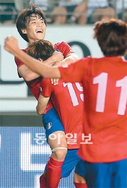 올림픽 축구대표팀 수비수 김기희(왼쪽)가 7일 화성종합경기타운에서 열린 시리아와의 평가전에서 전반 33분 백헤딩으로 선제골을 넣은 뒤 동료들과 기쁨을 나누고 있다. 김기희는 2-1로 앞선 후반 17분에도 헤딩으로 쐐기골을 넣었다. 화성=양회성 기자 yohan@donga.com