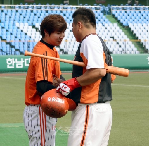 7일 저녁 대전 한밭야구장에서 열린 2012프로야구 한화와 롯데의 경기 앞두고 전날 사구로 벤치클리어링을 한 한화 타자 김태균과 롯데 김성배와 화해의 인사를 하고 있다.
대전ㅣ박화용 기자 inphoto@donga.com 트위터 @seven7sola