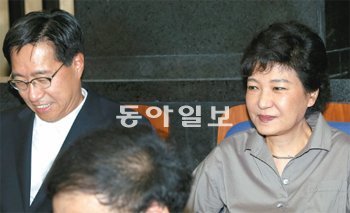 정책의총 참석한 박근혜 새누리당 박근혜 전 비상대책위원장(오른쪽)이 7일 국회에서 열린 정책의원총회에 참석해 발언을 듣고 있다. 왼쪽은 전하진 의원. 변영욱 기자 cut@donga.com