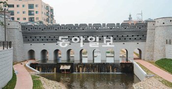 조선 정조 때 신축됐다가 일제강점기인 1927년 완전히 철거됐던 경기 수원 화성 남수문
이 85년 만에 원형에 가깝게 복원돼 9일 일반에 공개된다. 수원시 제공