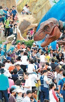 경남 고성군 당항포 관광지 일원에서 열리고 있는 공룡엑스포에는 주말과 휴일이면 구름 관중이 몰린다. 관람객 수는 목표치를 훨씬 뛰어넘는 180만 명에 육박할 것으로 조직위는 보고 있다. 고성군 제공