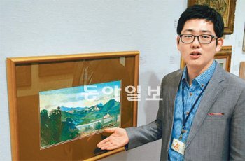 서보훈 A-옥션 전무가 이인성 화백의 ‘대구 앞산’을 설명하고 있다. 역사적인 첫 경매는
9일 오후 4시 열린다. 이권효 기자 boriam@donga.com