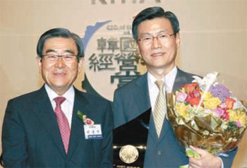 하춘수 DGB금융그룹 회장(오른쪽)이 이봉서 한국능률협회장과 기념촬영을 하고있다. DGB금융그룹 제공