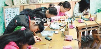 산림청 국립자연휴양림관리소는 8∼10일 강원 청태산 국립자연휴양림에서 휴양림 축제를 연다. 나무를 태워 조각을 새기는 우드버닝 체험을 하는 청소년들. 이기진 기자 doyoce@donga.com